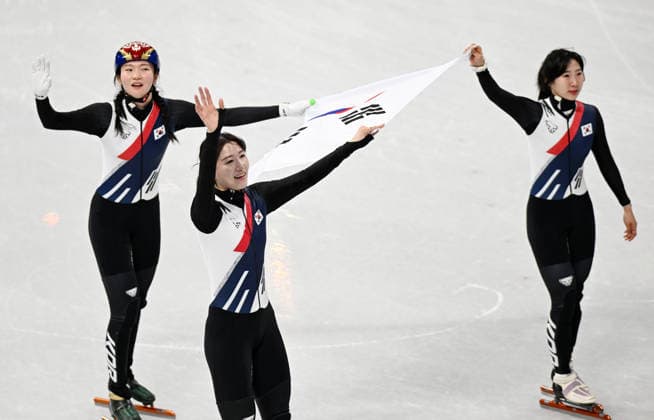 (260219) -- MILAN, Feb. 19, 2026 -- Players of South Korea celebrate after the short track Speed skating, Eisschnelllauf women s 3000m relay final A at the Milan-Cortina 2026 Olympic Winter games, Winterspiele,Spiele, Summer games in Milan, Italy, Feb. 18, 2026. ) (MICO2026)ITALY-MILAN-OLYMPIC WINTER GAMES-SHORT TRACK SPEED SKATING-WOMEN S 3000M RELAY-FINALS ChengxMin 