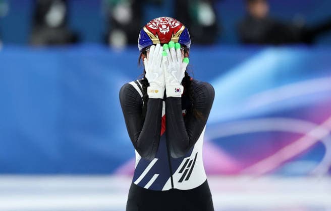 (260219) -- MILAN, Feb. 19, 2026 -- Shim Sukhee of South Korea reacts after the short track Speed skating, Eisschnelllauf women s 3000m relay final A at the Milan-Cortina 2026 Olympic Winter games, Winterspiele,Spiele, Summer games in Milan, Italy, Feb. 18, 2026. ) (MICO2026)ITALY-MILAN-OLYMPIC WINTER GAMES-SHORT TRACK SPEED SKATING-WOMEN S 3000M RELAY-FINALS LixMing 