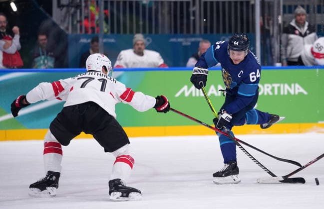 (260219) -- MILAN, Feb. 19, 2026 -- Mikael Granlund (R) of Finland vies for the puck during the Ice hockey, Eishockey men s play-offs quarterfinal between Finland and Switzerland at the Milan-Cortina 2026 Olympic Winter games, Winterspiele,Spiele, Summer games in Milan, Italy, Feb. 18, 2026. ) (MICO2026)ITALY-MILAN-OLYMPIC WINTER GAMES-ICE HOCKEY-MEN-PLAY-OFFS QUARTERFINALS-FIN VS SUI TaoxXiyi 