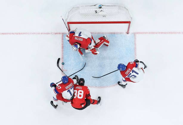 (260219) -- MILAN, Feb. 19, 2026 -- Players of both teams vie for the puck during the Ice hockey, Eishockey men s play-offs quarterfinals match between Canada and the Czech Republic at the Milan-Cortina 2026 Olympic Winter games, Winterspiele,Spiele, Summer games in Milan, Italy, Feb. 18, 2026. ) (MICO2026)ITALY-MILAN-OLYMPIC WINTER GAMES-ICE HOCKEY-MEN-PLAY-OFFS QUARTERFINALS-CAN VS CZE ZhangxHaofu 