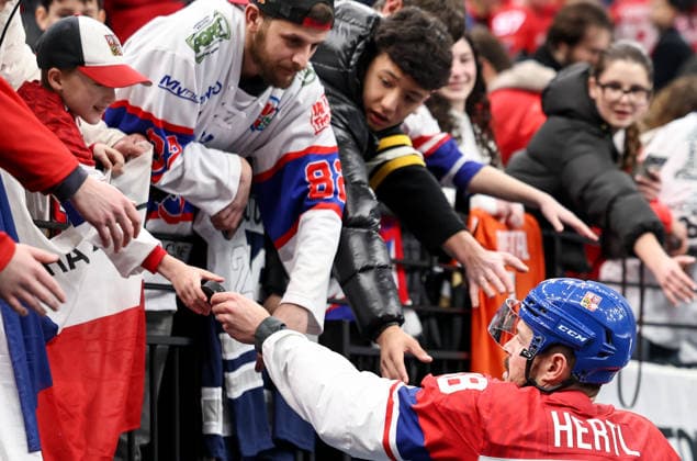 (260219) -- MILAN, Feb. 19, 2026 -- Tomas Hertl (bottom R) of the Czech Republic gives the puck to an audience before the Ice hockey, Eishockey men s play-offs quarterfinals match between Canada and the Czech Republic at the Milan-Cortina 2026 Olympic Winter games, Winterspiele,Spiele, Summer games in Milan, Italy, Feb. 18, 2026. ) (MICO2026)ITALY-MILAN-OLYMPIC WINTER GAMES-ICE HOCKEY-MEN-PLAY-OFFS QUARTERFINALS-CAN VS CZE WangxKaiyan 