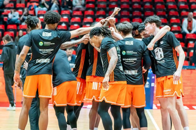 Chemnitz, Germany 18 February 2026 1 BBL 2025 2026 Niners Chemnitz vs MLP Academics Heidelberg In the picture The players from Chemnitz form a team circle to close ranks Copyright: xFotostandx xNachtigallx