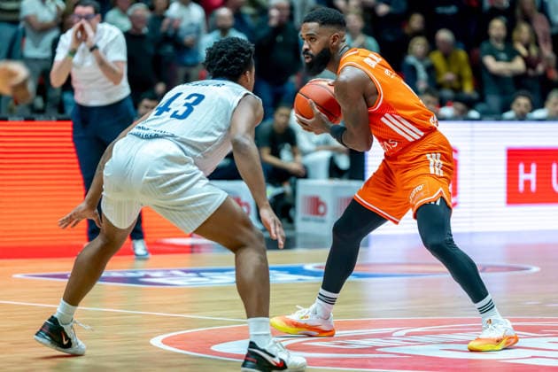 Chemnitz, Germany February 18, 2026 1 BBL 2025 2026 Niners Chemnitz vs MLP Academics Heidelberg In the picture from left in the duel Eric Reed II MLP and Corey Davis 99 Copyright: xFotostandx xNachtigallx