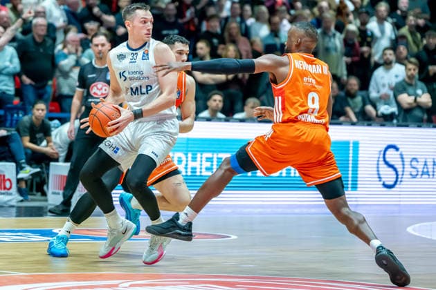 Chemnitz, Germany February 18, 2026 1 BBL 2025 2026 Niners Chemnitz vs MLP Academics Heidelberg Pictured from left in a duel Ryan Mikesell MLP and John Newman III 99 Copyright: xFotostandx xNachtigallx