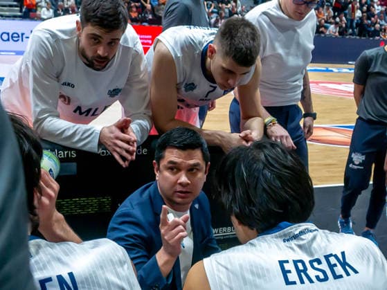 Chemnitz, Germany February 18, 2026 1 BBL 2025 2026 Niners Chemnitz vs MLP Academics Heidelberg In the picture Head Coach Danny Jansson MLP 2 from left during a timeout with his teammates, Copyright: xFotostandx xNachtigallx