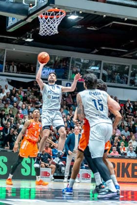 Chemnitz, Germany 18 February 2026 1 BBL 2025 2026 Niners Chemnitz vs MLP Academics Heidelberg In the picture Mateo Seric MLP 2 v li goes for a dunk Copyright: xFotostandx xNachtigallx