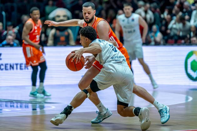 Chemnitz, Germany February 18, 2026 1 BBL 2025 2026 Niners Chemnitz vs MLP Academics Heidelberg Pictured from left in a duel Kevin McClain MLP and Jordan Schakel 99 Copyright: xFotostandx xNachtigallx