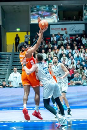 Chemnitz, Germany February 18, 2026 1 BBL 2025 2026 Niners Chemnitz vs MLP Academics Heidelberg Pictured from left in a duel Kostja Mushidi 99 and Ryan Mikesell MLP Copyright: xFotostandx xNachtigallx