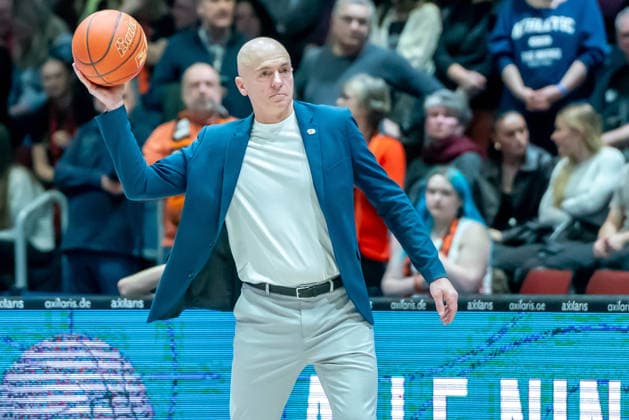 Chemnitz, Germany 18 February 2026 1 BBL 2025 2026 Niners Chemnitz vs MLP Academics Heidelberg In the picture Head Coach Rodrigo Pastore 99 throws the ball into play Copyright: xFotostandx xNachtigallx