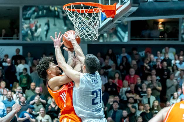 Chemnitz, Germany February 18, 2026 1 BBL 2025 2026 Niners Chemnitz vs MLP Academics Heidelberg In the picture from left in the duel Roman Bedime 99 and Mateo Seric MLP at the basket Copyright: xFotostandx xNachtigallx