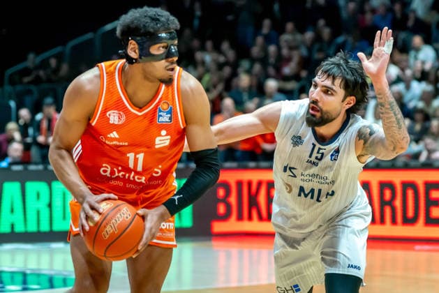 Chemnitz, Germany February 18, 2026 1 BBL 2025 2026 Niners Chemnitz vs MLP Academics Heidelberg Pictured from left in a duel Kostja Mushidi 99 and Marcel Keßen MLP Copyright: xFotostandx xNachtigallx