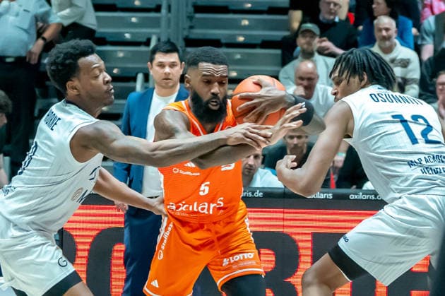 Chemnitz, Germany February 18, 2026 1 BBL 2025 2026 Niners Chemnitz vs MLP Academics Heidelberg Pictured from left in a duel Damariae Horne MLP , Corey Davis 99 and Mateo Seric MLP Copyright: xFotostandx xNachtigallx