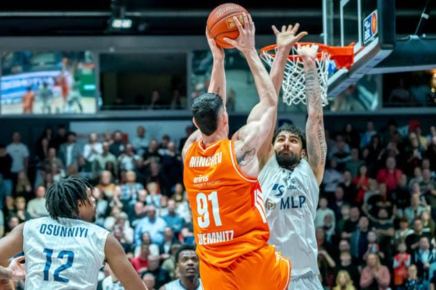 Chemnitz, Germany February 18, 2026 1 BBL 2025 2026 Niners Chemnitz vs MLP Academics Heidelberg In the picture from left in the duel Yordan Minchev 99 and Marcel Keßen MLP at the basket Copyright: xFotostandx xNachtigallx