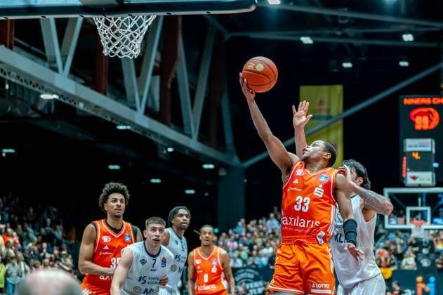 Chemnitz, Germany February 18, 2026 1 BBL 2025 2026 Niners Chemnitz vs MLP Academics Heidelberg In the picture from left in the duel Eric Washington 99 with a 2 points throw and Marcel Keßen MLP Copyright: xFotostandx xNachtigallx