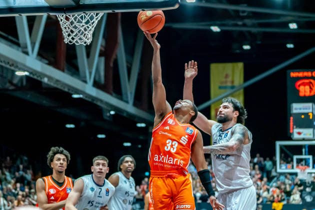 Chemnitz, Germany February 18, 2026 1 BBL 2025 2026 Niners Chemnitz vs MLP Academics Heidelberg In the picture from left in the duel Eric Washington 99 and Marcel Keßen MLP at the basket Copyright: xFotostandx xNachtigallx