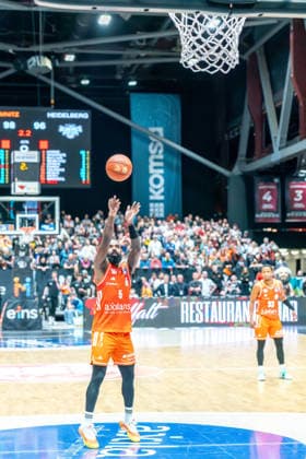 Chemnitz, Germany 18 February 2026 1 BBL 2025 2026 Niners Chemnitz vs MLP Academics Heidelberg In the picture Corey Davis 99 with the decisive Free Thrones Copyright: xFotostandx xNachtigallx
