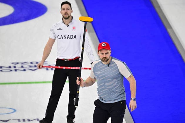 CORTINA, ITALIEN 20260219 Kanadas Brett Gallant och Norges Martin Sesaker under herrarnas gruppspelsmatch, omgang 12, mellan Kanada och Norge i OS-curlingen i Cortina. *** Bilden ingar i SPORTPAKET. För övriga BETALBILD *** CORTINA ITALIEN x10030x *** CORTINA, ITALY 20260219 Canadas Brett Gallant and Norways Martin Sesaker during the mens group stage match, round 12, between Canada and Norway in the Olympic curling competition in Cortina Picture in SPORT PACKAGE For others PAY PICTURE CORTINA ITALY x10030x  Copyright: xJonasxEkströmer TTx OS 2026 CURLING HERRAR KANADA-NORGE