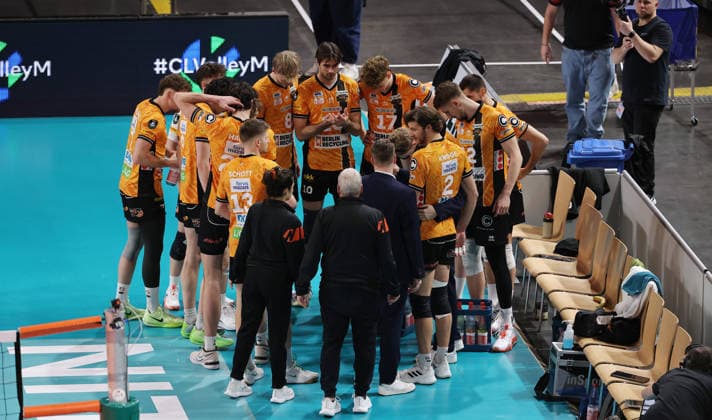 BR Volleys team before the start of the match, team circle swearing-in ritual Sport Volleyball CEV Champions League Men Season 2025 2026 18 02 2026 BR Volleys Berlin BRV vs Sir Sicoma Monini Perugia