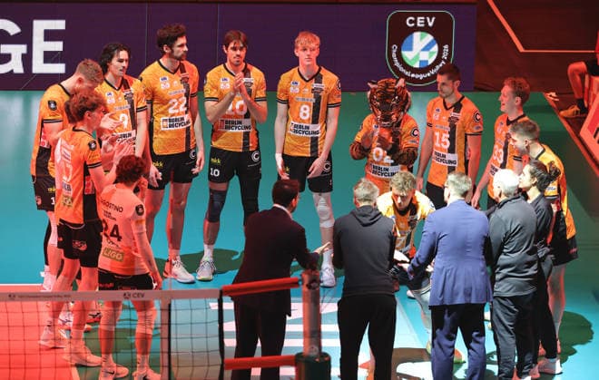 BR Volleys team before the start of the match, team circle swearing-in ritual Sport Volleyball CEV Champions League Men Season 2025 2026 18 02 2026 BR Volleys Berlin BRV vs Sir Sicoma Monini Perugia