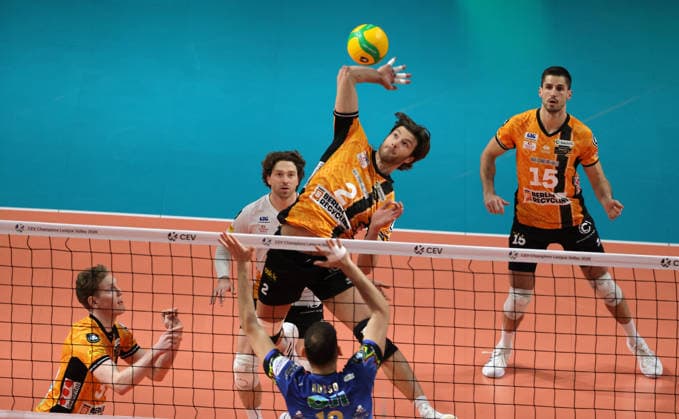 Matthew Knigge in attack, Roberto Russo duel Game scene Action Sport Volleyball CEV Champions League Men Season 2025 2026 18 02 2026 BR Volleys Berlin BRV vs Sir Sicoma Monini Perugia