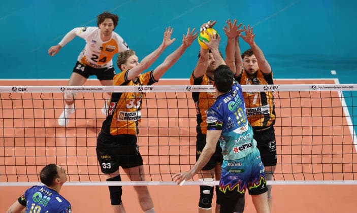 Wassim Ben Tara in attack, Fedor Ivanov, Matthew Knigge, Simon Plaskie duel Match scene Action Sport Volleyball CEV Champions League Men Season 2025 2026 18 02 2026 BR Volleys Berlin BRV vs Sir Sicoma Monini Perugia