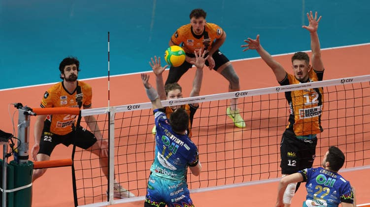 Oleh Plotnytskyi in attack, Jake Hanes, Fedor Ivanov, Simon Plaskie, Florian Krage Brewitz duel Game scene Action Sport Volleyball CEV Champions League Men Season 2025 2026 18 02 2026 BR Volleys Berlin BRV vs Sir Sicoma Monini Perugia