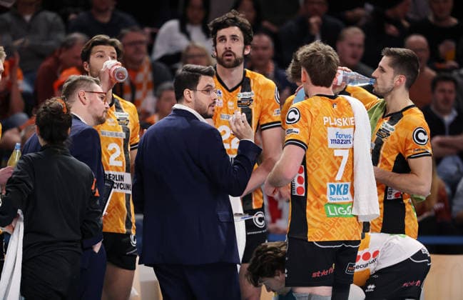 Coach Alexandre Leal gives the team instructions during the time-out Sport Volleyball CEV Champions League Men Season 2025 2026 18 02 2026 BR Volleys Berlin BRV vs Sir Sicoma Monini Perugia