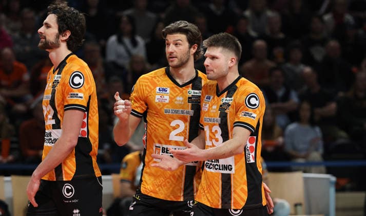 Jake Hanes, Matthew Knigge, Ruben Schott Upper body action Sport Volleyball CEV Champions League Men Season 2025 2026 18 02 2026 BR Volleys Berlin BRV vs Sir Sicoma Monini Perugia