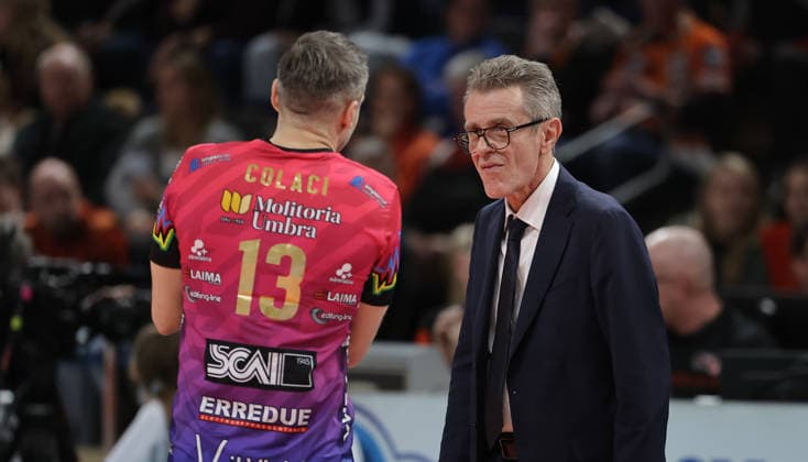 Coach Engel Lorenzetti talks to Massimo Colaci Action upper body Sport Volleyball CEV Champions League Men Season 2025 2026 18 02 2026 BR Volleys Berlin BRV vs Sir Sicoma Monini Perugia