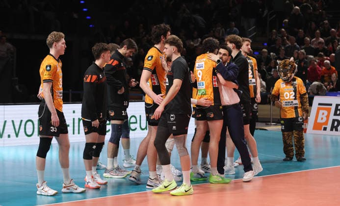Coach Alexandre Leal consoles Nolan Flexen, BR Volleys team disappointed after the end of the match Disappointment Sport Volleyball CEV Champions League Men Season 2025 2026 18 02 2026 BR Volleys Berlin BRV vs Sir Sicoma Monini Perugia