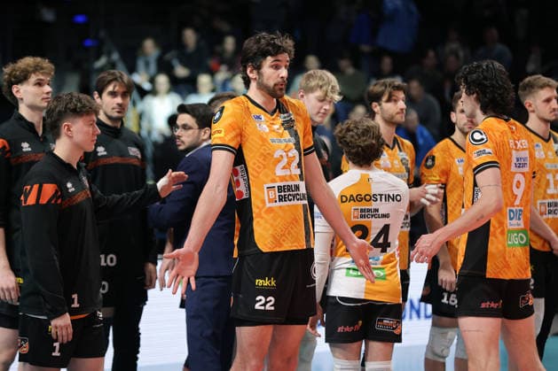 in front Jake Hanes, Kyle Dagostino, Nolan Flexen, BR Volleys team disappointed after the end of the match Disappointment Sport Volleyball CEV Champions League Men Season 2025 2026 18 02 2026 BR Volleys Berlin BRV vs Sir Sicoma Monini Perugia