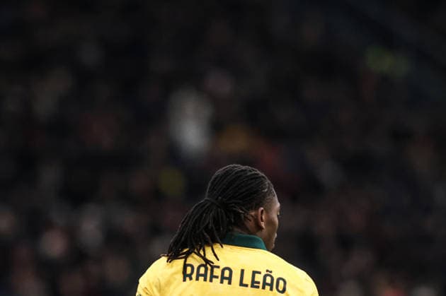 AC Milan v Como 1907 - Serie A Rafael Leao of AC Milan is in action during the Serie A football match between AC Milan and Como 1907 in Milan, Italy, on February 18, 2026, at Giuseppe Meazza Stadium. Milano Italy  Copyright: xEmanuelexComincinix originalFilename:comincini-acmilanv260218_nplrv.jpg