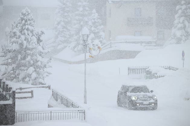 2026 WINTER Olympic Games, Olympische Spiele, Olympia, OS Heavy snowfall in the village of Livigno has again seen the postponement of Olympic competiton, on day 13 of the 2026 Milano Cortina Winter Olympic Games in Italy, Wednesday, February 18, 2026. ( NO ARCHIVING LIVIGNO SONDRIO ITALY  Copyright: xDANxHIMBRECHTSx 20260219160740208824