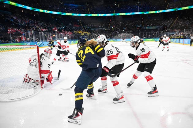 MILANO, ITALIEN 20260219 Sveriges Ebba Hedqvist mot Schweiz malvakt Andrea Braendli, Alina Muller och Nicole Vallario under damernas bronsmatch i ishockey mellan Schweiz och Sverige i Santagiulia Arena under OS i Milano. *** Bilden ingar i SPORTPAKET. För övriga BETALBILD *** MILANO ITALIEN x10070x *** MILANO, ITALY 20260219 Swedens Ebba Hedqvist against Switzerlands goalkeeper Andrea Braendli, Alina Muller and Nicole Vallario during the womens ice hockey bronze medal match between Switzerland and Sweden in the Santagiulia Arena during the Milan Olympics Picture in SPORTPAKET For others PAYPICTURE MILANO ITALY x10070x  Copyright: xJessicaxGow TTx OS 2026 ISHOCKEY SCHWEIZ-SVERIGE BRONSMATCH