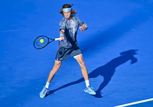 ATP, Tennis Herren Qatar Exxonmobil Open-Quarter Final Andrey Rublev of Russia competes against Stefanos Tsitsipas of Greece in the Quarter final at the ATP men s Qatar ExxonMobil Open 2026 tennis tournament at the Khalifa International Tennis Complex in Doha, Qatar, on February 19, 2026. DOHA Qatar Copyright: xNOUSHADx