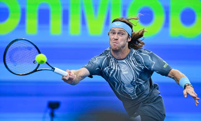 ATP, Tennis Herren Qatar Exxonmobil Open-Quarter Final Andrey Rublev of Russia competes against Stefanos Tsitsipas of Greece in the Quarter final at the ATP men s Qatar ExxonMobil Open 2026 tennis tournament at the Khalifa International Tennis Complex in Doha, Qatar, on February 19, 2026. DOHA Qatar Copyright: xNOUSHADx