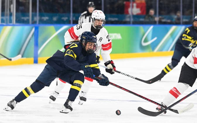 MILANO, ITALIEN 20260219 Sveriges Sofie Lundin och Schweiz Alina Muller under damernas bronsmatch i ishockey mellan Schweiz och Sverige i Santagiulia Arena under OS i Milano. *** Bilden ingar i SPORTPAKET. För övriga BETALBILD *** MILANO ITALIEN x10070x *** MILANO, ITALY 20260219 Swedens Sofie Lundin and Switzerlands Alina Muller during the womens ice hockey bronze medal match between Switzerland and Sweden at the Santagiulia Arena during the Milan Olympics Picture in SPORT PACKAGE For others PAY PICTURE MILANO ITALY x10070x  Copyright: xJessicaxGow TTx OS 2026 ISHOCKEY SCHWEIZ-SVERIGE BRONSMATCH