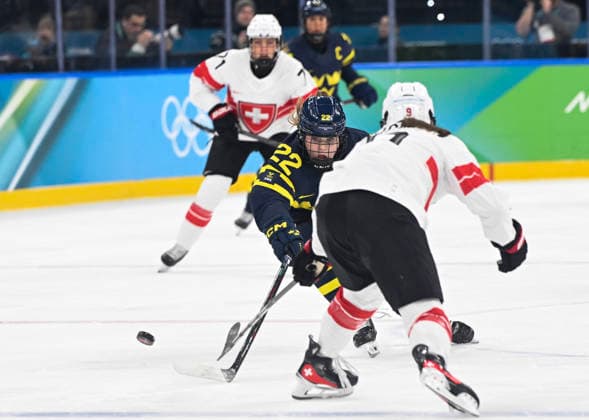 MILANO, ITALIEN 20260219 Sveriges Hanna Thuvik mot Schweiz Shannon Sigrist under damernas bronsmatch i ishockey mellan Schweiz och Sverige i Santagiulia Arena under OS i Milano. *** Bilden ingar i SPORTPAKET. För övriga BETALBILD *** MILANO ITALIEN x10070x *** MILANO, ITALY 20260219 Swedens Hanna Thuvik against Switzerlands Shannon Sigrist during the womens ice hockey bronze medal match between Switzerland and Sweden at the Santagiulia Arena during the Milan Olympics Picture in SPORTPAKET For others PAYPICTURE MILANO ITALY x10070x  Copyright: xJessicaxGow TTx OS 2026 ISHOCKEY SCHWEIZ-SVERIGE BRONSMATCH