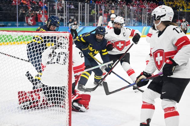 MILAN, ITALY 20260219 Switzerland goalie Andrea Brändli 20, Lara Stalder 7 and Lara Christen 17 against Sweden s Lina Ljungblom 25 and Josefin Bouveng 11 during the women s bronze medal match in Ice hockey, Eishockey between Switzerland and Sweden at the Santagiulia Arena during the Milan Olympics. *** The image is included in the SPORTS PACKAGE. For others PAID IMAGE *** MILANO ITALY x10070x *** MILAN, ITALY 20260219 Switzerland goalie Andrea Brändli 20, Lara Stalder 7 and Lara Christen 17 against Sweden s Lina Ljungblom 25 and Josefin Bouveng 11 during the women s bronze medal match in ice hockey between Switzerland and Sweden at the Santagiulia Arena during the Milan Olympics The image is included in the SPORTS PACKAGE For others PAID IMAGE MILANO ITALY x10070x  Copyright: xJessicaxGow TTx 2026 OLYMPICS ICE HOCKEY SWITZERLAND-SWEDEN BRONZE MATCH