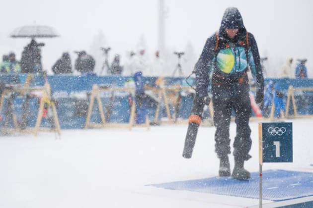 260219 A volunteer is seen blowing away snow at the shooting range behind the Olympic rings at a biathlon training session during day 13 of the 2026 Winter Olympics on February 19, 2026 in Anterselva. Photo: Mathias Bergeld BILDBYRAN kod MB MB1338 skidskytte biathlon skiskyting Olympic Games, Olympische Spiele, Olympia, OS olympics winter olympics os ol olympiska spel vinter-os olympiske leker milano cortina 2026 milan cortina 2026 milano cortina 2026 olympic games milano cortina 2026 winter olympic games milano cortina-os milano cortina-ol vinter-ol 13 bbeng träning training genre snö snöfall os-ringar *** 260219 A volunteer is seen blowing away snow at the shooting range behind the Olympic rings at a biathlon training session during day 13 of the 2026 Winter Olympics on February 19, 2026 in Anterselva Photo Mathias Bergeld BILDBYRAN code MB MB1338 biathlon biathlon biathlon olympic games olympics olympics winter olympics os ol olympic games winter os olympic games milano cortina 2026 milan cortina 2026 milano cortina 2026 olympic games milano cortina 2026 winter olympic games milano cortina os milano cortina ol winter ol 13 bbeng training training genre snow snowfall os rings  Copyright: MATHIASxBERGELD BB260219MB025