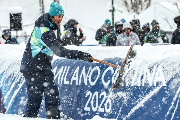 ITALY, LOMBARDY - FEBRUARY 19, 2026: An employee brushes snow off the barriers in the men s ski mountaineering sprint semifinals during the 2026 Winter Olympic Games, Olympische Spiele, Olympia, OS on the Stelvio slope of the Bormio Ski Resort in Bormio, Province of Sondrio 2026 Winter Olympics: Ski Mountaineering  - ZUMAt113 20260219_zaa_t113_234 Copyright: xMikhailxTereshchenkox
