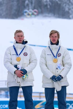 Olympische Winterspiele Milano Cortina 2026 Nordische Kombination Teamsprint am 19.02.2026 im Tesero Cross-Country Skiing Stadium in Cortina d™Ampezzo Jens Luraas Oftebro ( Norwegen ), links - Andreas Skoglund ( Norwegen ), rechts gewinnen die Gold Medaille *** Olympic Winter Games Milano Cortina 2026 Nordic Combined Team Sprint on 19 02 2026 at the Tesero Cross Country Skiing Stadium in Cortina d™Ampezzo Jens Luraas Oftebro Norway , left Andreas Skoglund Norway , right win the gold medal xMSx