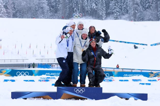 Olympische Winterspiele Milano Cortina 2026 Nordische Kombination Teamsprint am 19.02.2026 im Tesero Cross-Country Skiing Stadium in Cortina d™Ampezzo Jens Luraas Oftebro ( Norwegen ), links - Andreas Skoglund ( Norwegen ), rechts gewinnen die Gold Medaille *** Olympic Winter Games Milano Cortina 2026 Nordic Combined Team Sprint on 19 02 2026 at the Tesero Cross Country Skiing Stadium in Cortina d™Ampezzo Jens Luraas Oftebro Norway , left Andreas Skoglund Norway , right win the gold medal xMSx