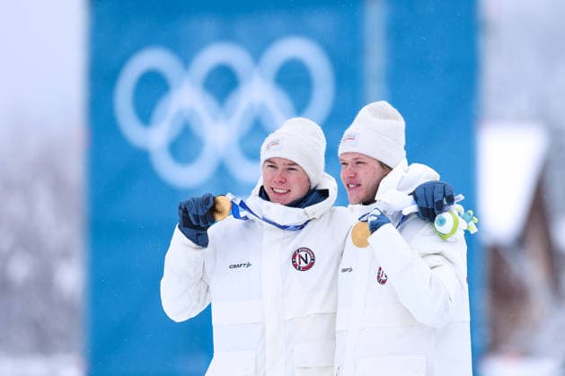Olympische Winterspiele Milano Cortina 2026 Nordische Kombination Teamsprint am 19.02.2026 im Tesero Cross-Country Skiing Stadium in Cortina d™Ampezzo Jens Luraas Oftebro ( Norwegen ), links - Andreas Skoglund ( Norwegen ), rechts gewinnen die Gold Medaille *** Olympic Winter Games Milano Cortina 2026 Nordic Combined Team Sprint on 19 02 2026 at the Tesero Cross Country Skiing Stadium in Cortina d™Ampezzo Jens Luraas Oftebro Norway , left Andreas Skoglund Norway , right win the gold medal xMSx