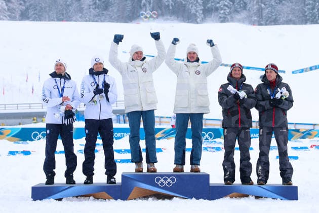 Olympische Winterspiele Milano Cortina 2026 Nordische Kombination Teamsprint am 19.02.2026 im Tesero Cross-Country Skiing Stadium in Cortina d™Ampezzo Jens Luraas Oftebro ( Norwegen ), links - Andreas Skoglund ( Norwegen ), rechts gewinnen die Gold Medaille *** Olympic Winter Games Milano Cortina 2026 Nordic Combined Team Sprint on 19 02 2026 at the Tesero Cross Country Skiing Stadium in Cortina d™Ampezzo Jens Luraas Oftebro Norway , left Andreas Skoglund Norway , right win the gold medal xMSx