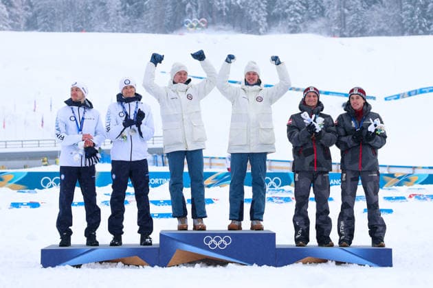 Olympische Winterspiele Milano Cortina 2026 Nordische Kombination Teamsprint am 19.02.2026 im Tesero Cross-Country Skiing Stadium in Cortina d™Ampezzo Jens Luraas Oftebro ( Norwegen ), links - Andreas Skoglund ( Norwegen ), rechts gewinnen die Gold Medaille *** Olympic Winter Games Milano Cortina 2026 Nordic Combined Team Sprint on 19 02 2026 at the Tesero Cross Country Skiing Stadium in Cortina d™Ampezzo Jens Luraas Oftebro Norway , left Andreas Skoglund Norway , right win the gold medal xMSx
