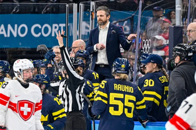 MILAN, ITALY 20260219 The Swedish bench with national team, Nationalteam captain Ulf Lundberg in the middle, during the women s bronze medal match in Ice hockey, Eishockey between Switzerland and Sweden at the Santagiulia Arena during the Milan Olympics. *** The image is included in the SPORTS PACKAGE. For others PAYMENT IMAGE *** MILANO ITALY x10070x *** MILAN, ITALY 20260219 The Swedish bench with national team captain Ulf Lundberg in the middle, during the women s bronze medal match in ice hockey between Switzerland and Sweden at the Santagiulia Arena during the Milan Olympics The image is included in the SPORTS PACKAGE For others PAYMENT IMAGE MILANO ITALY x10070x  Copyright: xJessicaxGow TTx 2026 OLYMPICS ICE HOCKEY SWITZERLAND-SWEDEN BRONZE MATCH