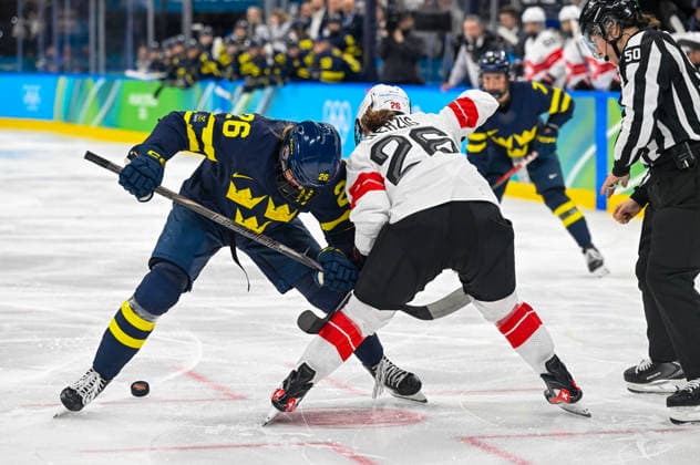 MILANO, ITALIEN 20260219 Sveriges Hanna Olsson och Naomi Herzig, Schweiz, tekar under damernas bronsmatch i ishockey mellan Schweiz och Sverige i Santagiulia Arena under OS i Milano. *** Bilden ingar i SPORTPAKET. För övriga BETALBILD *** MILANO ITALIEN x10070x *** MILANO, ITALY 20260219 Swedens Hanna Olsson and Naomi Herzig, of Switzerland, sign during the womens ice hockey bronze medal match between Switzerland and Sweden at the Santagiulia Arena during the Milan Olympics Picture in SPORT PACKAGE For others PAY PICTURE MILANO ITALY x10070x  Copyright: xJessicaxGow TTx OS 2026 ISHOCKEY SCHWEIZ-SVERIGE BRONSMATCH