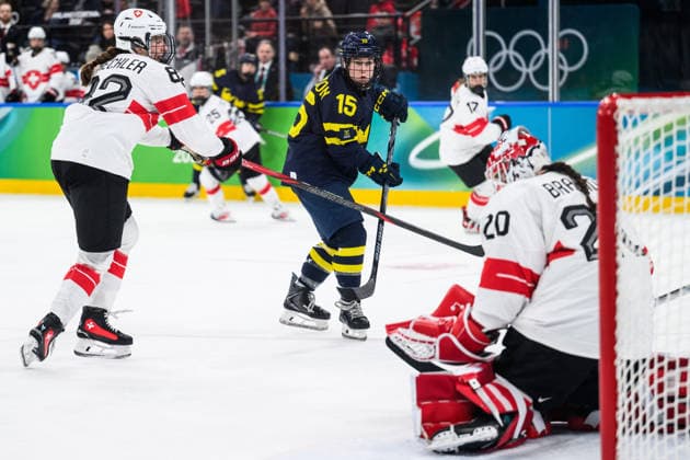 260219 Lisa Johansson of Sweden and Alessia Baechler and goaltender Andrea Braendli of Switzerland in the women s Ice hockey, Eishockey bronze medal game between Switzerland and Sweden during day 13 of the 2026 Winter Olympics on February 19, 2026 in Milan. Photo: Emma Wallskog BILDBYRAN kod EW EW0642 ishockey ice hockey Olympic Games, Olympische Spiele, Olympia, OS olympics winter olympics os ol olympiska spel vinter-os olympiske leker milano cortina 2026 milan cortina 2026 milano cortina 2026 olympic games milano cortina 2026 winter olympic games milano cortina-os milano cortina-ol vinter-ol 13 bbeng sverige sweden switzerland schweiz dam bronsmatch *** 260219 Lisa Johansson of Sweden and Alessia Baechler and goaltender Andrea Braendli of Switzerland in the women s ice hockey bronze medal game between Switzerland and Sweden during day 13 of the 2026 Winter Olympics on February 19, 2026 in Milan Photo Emma Wallskog BILDBYRAN kod EW EW0642 ishockey ice hockey olympic games olympics winter olympics os ol olympiska spel vinter os olympiske leker milano cortina 2026 milan cortina 2026 milano cortina 2026 olympic games milano cortina 2026 winter olympic games milano cortina os milano cortina ol vinter ol 13 bbeng sverige sweden switzerland schweiz dam bronsmatch  Copyright: EMMAxWALLSKOG BB260219EW034
