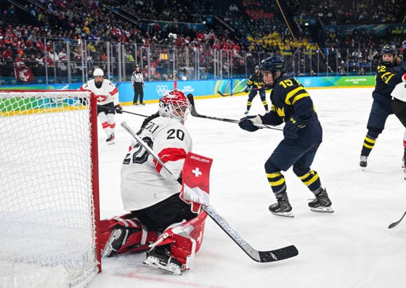 MILANO, ITALIEN 20260219 Schweiz malvakt Andrea Brändli och Sveriges Lisa Johansson under damernas bronsmatch i ishockey mellan Schweiz och Sverige i Santagiulia Arena under OS i Milano. *** Bilden ingar i SPORTPAKET. För övriga BETALBILD *** MILANO ITALIEN x10070x *** MILANO, ITALY 20260219 Switzerlands goalkeeper Andrea Brändli and Swedens Lisa Johansson during the womens ice hockey bronze medal match between Switzerland and Sweden at the Santagiulia Arena during the Milan Olympics Picture in SPORT PACKAGE For others PAY PICTURE MILANO ITALY x10070x  Copyright: xJessicaxGow TTx OS 2026 ISHOCKEY SCHWEIZ-SVERIGE BRONSMATCH
